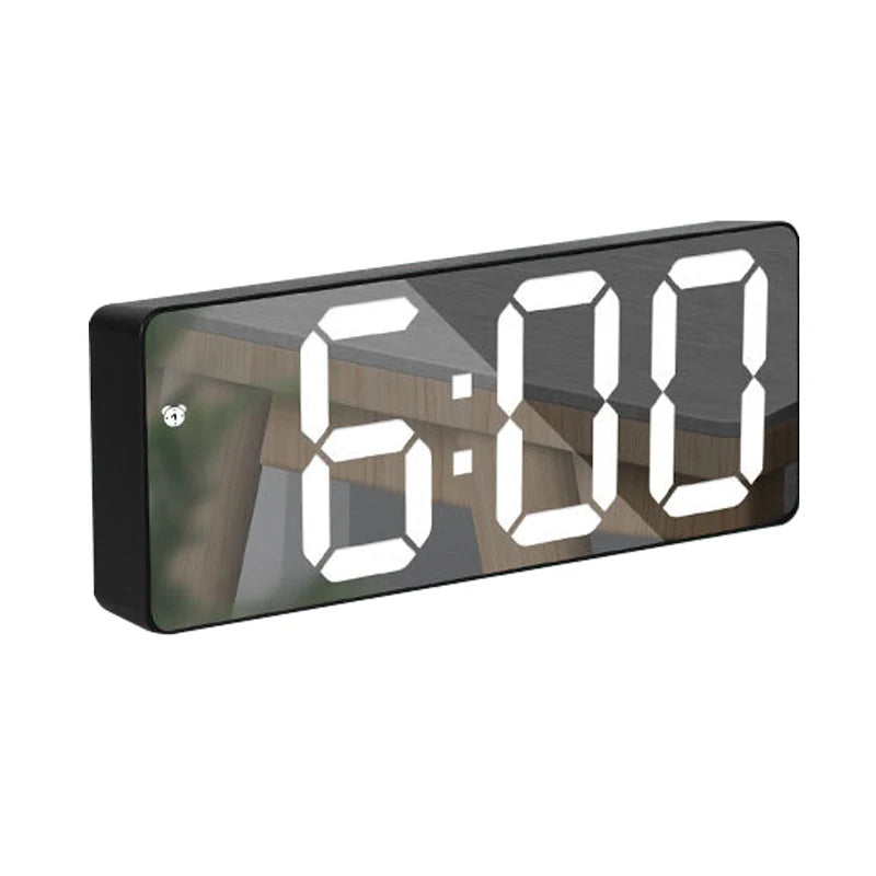 Reloj despertador moderno minimalista con control por voz, multifuncional y portátil con pantalla LED y superficie de espejo en blanco y negro.