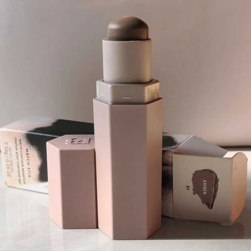Maquillaje con barra de contorno multicolor de Fenty Beauty, corrector facial mate 3D Diamond Highlight, brillo labial a base de agua que no se desvanece.