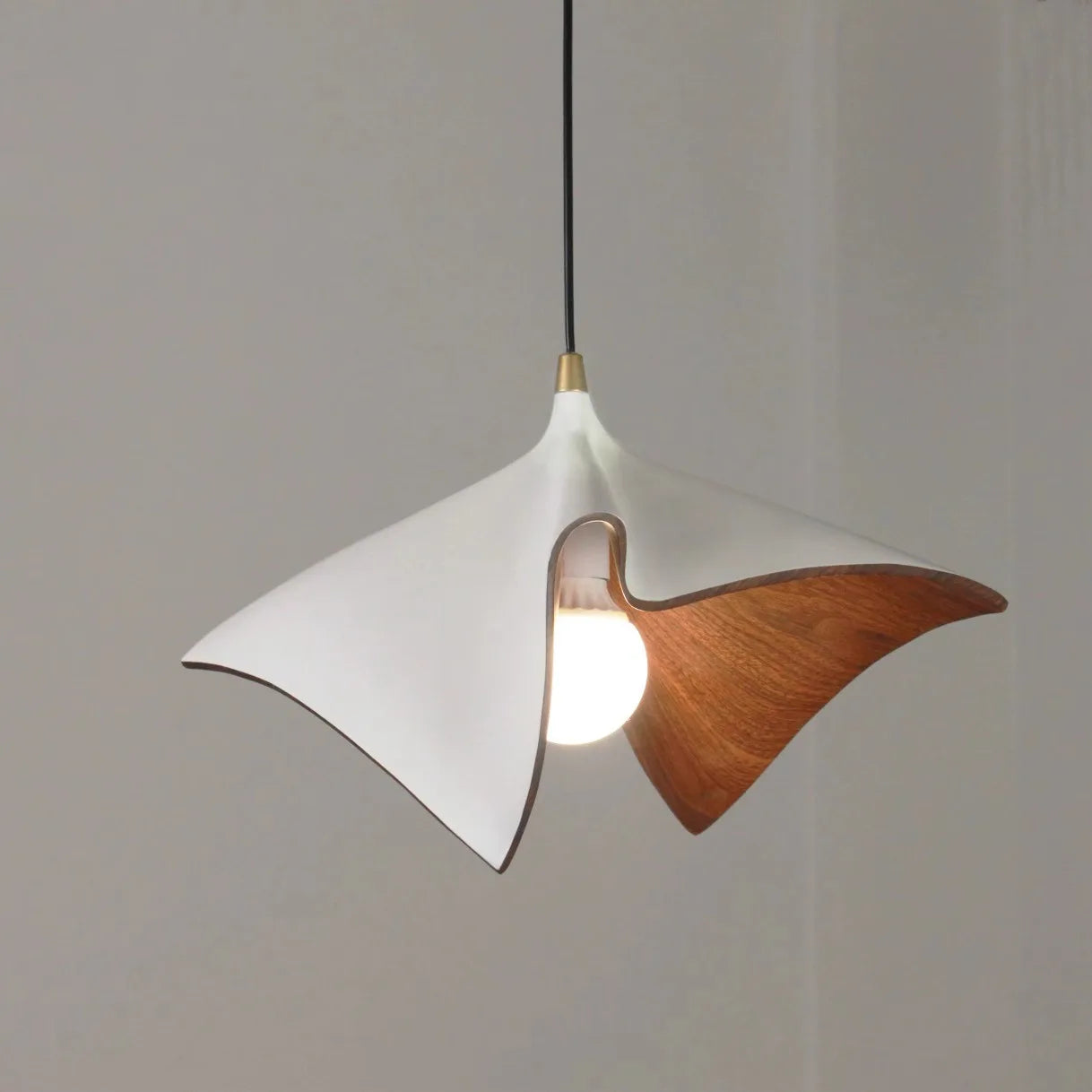 Lámpara de techo LED con pantalla de resina negra y blanca de diseño minimalista, ideal para decorar mesas de comedor, bares y dormitorios.
