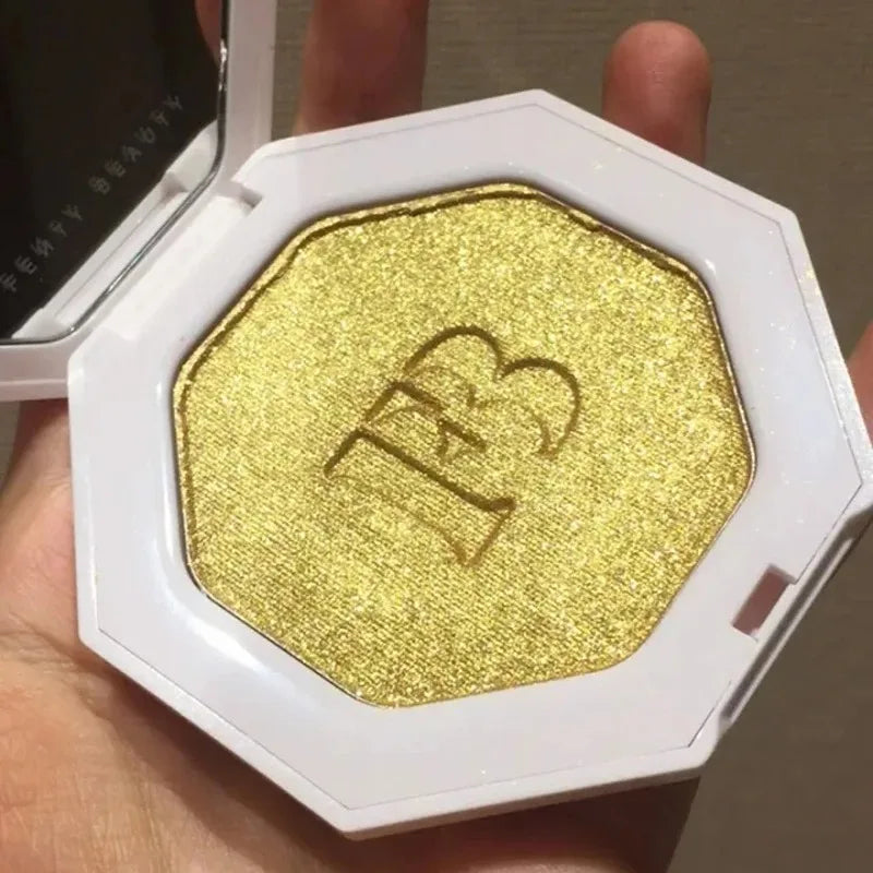 Maquillaje con barra de contorno multicolor de Fenty Beauty, corrector facial mate 3D Diamond Highlight, brillo labial a base de agua que no se desvanece.