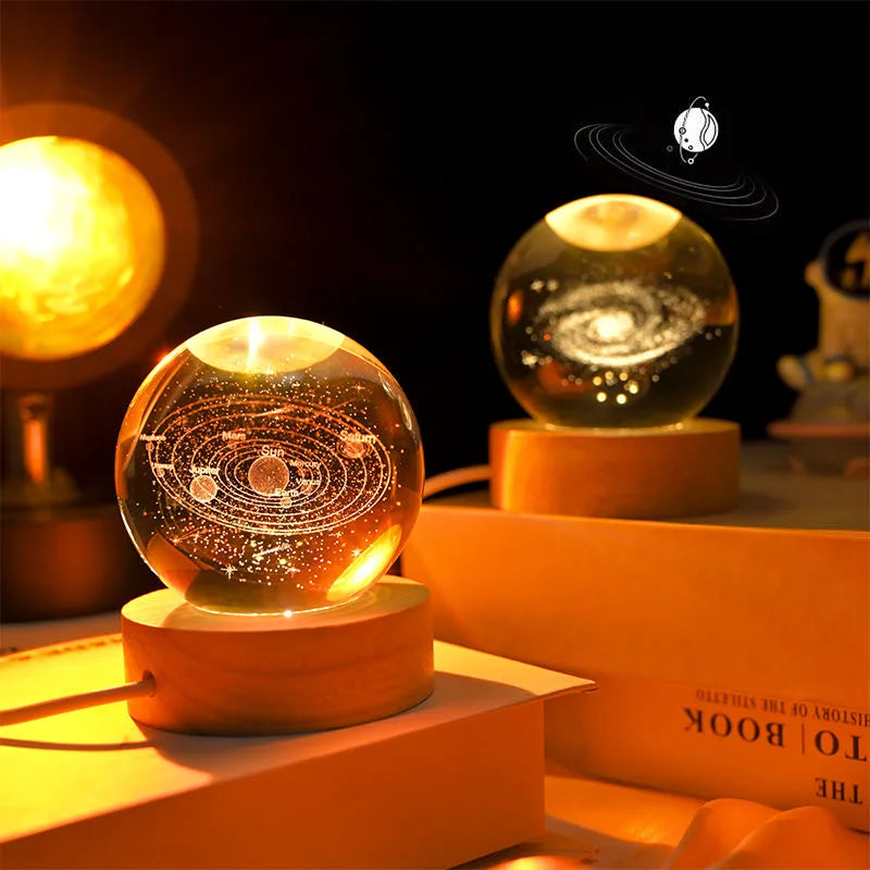 1 Pc Bola de Cristal de 6 cm Lámpara Nocturna Planeta Grabado con Láser Regalo de Cumpleaños Esfera de Vidrio Decoración de Escritorio para el Hogar con Base de Madera y USB