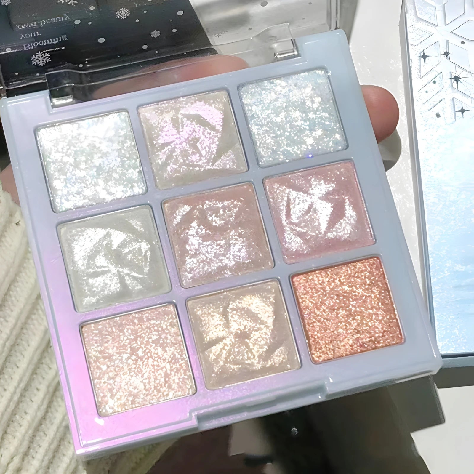 Paleta de sombras de ojos Christmas Snowflake de 9 colores: polvo fino y fácil de aplicar con tonos brillantes, camaleónicos y nacarados en color coral.