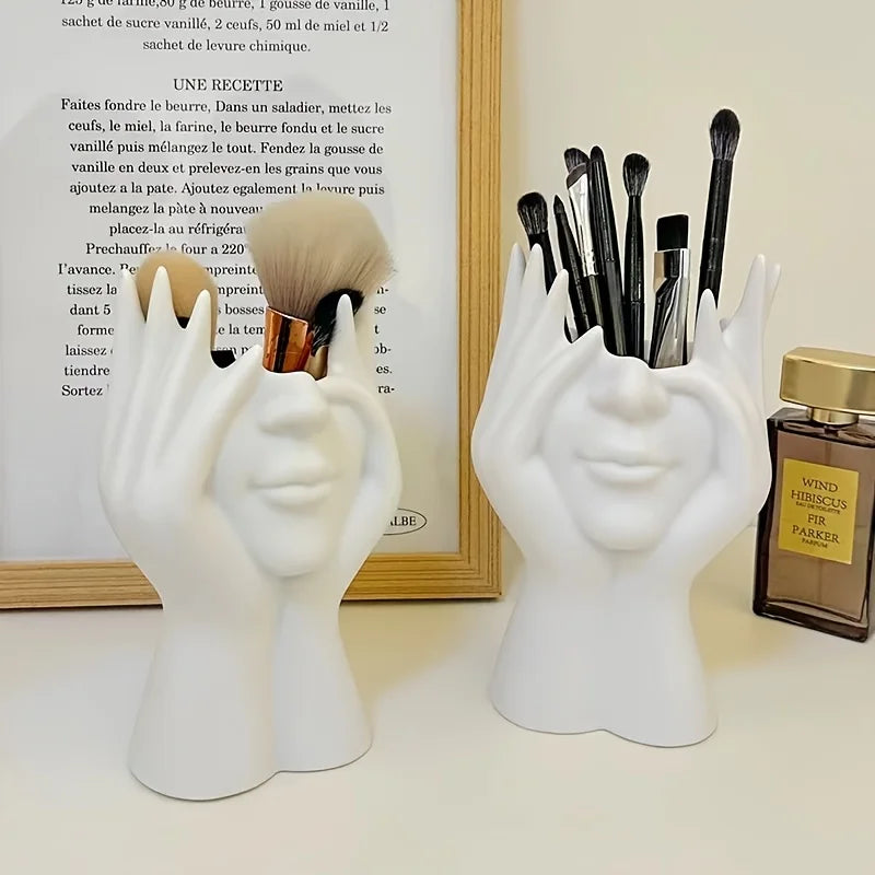 Este organizador de maquillaje es ligero, portátil y perfecto para usar en el escritorio y el baño, y permite guardar brochas y cosméticos.