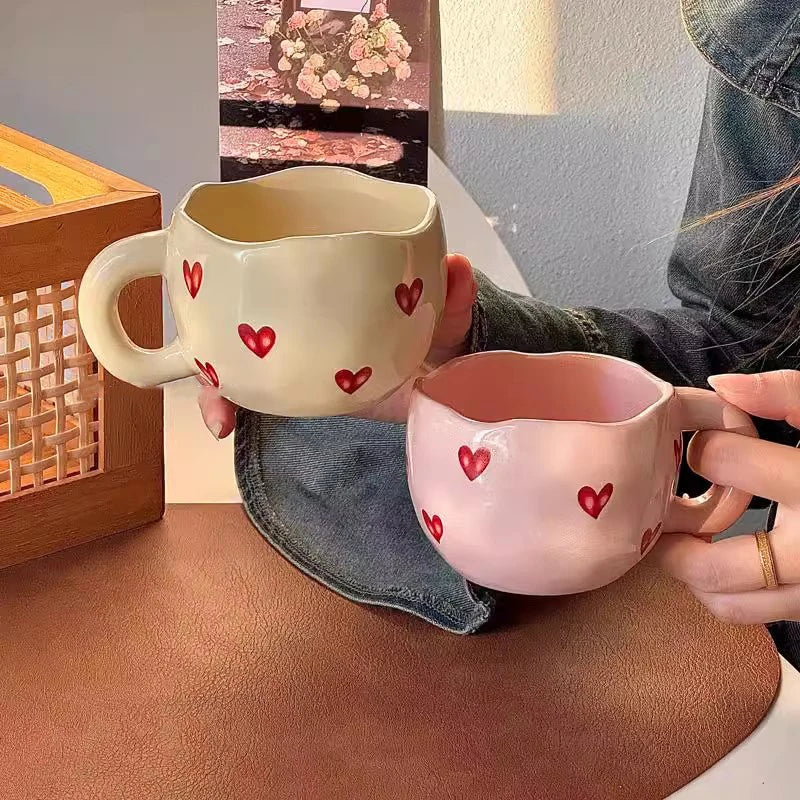 Taza de café de cerámica con diseño de corazón pintado a mano y asa para té con leche. Regalo romántico para parejas en San Valentín y aniversario.