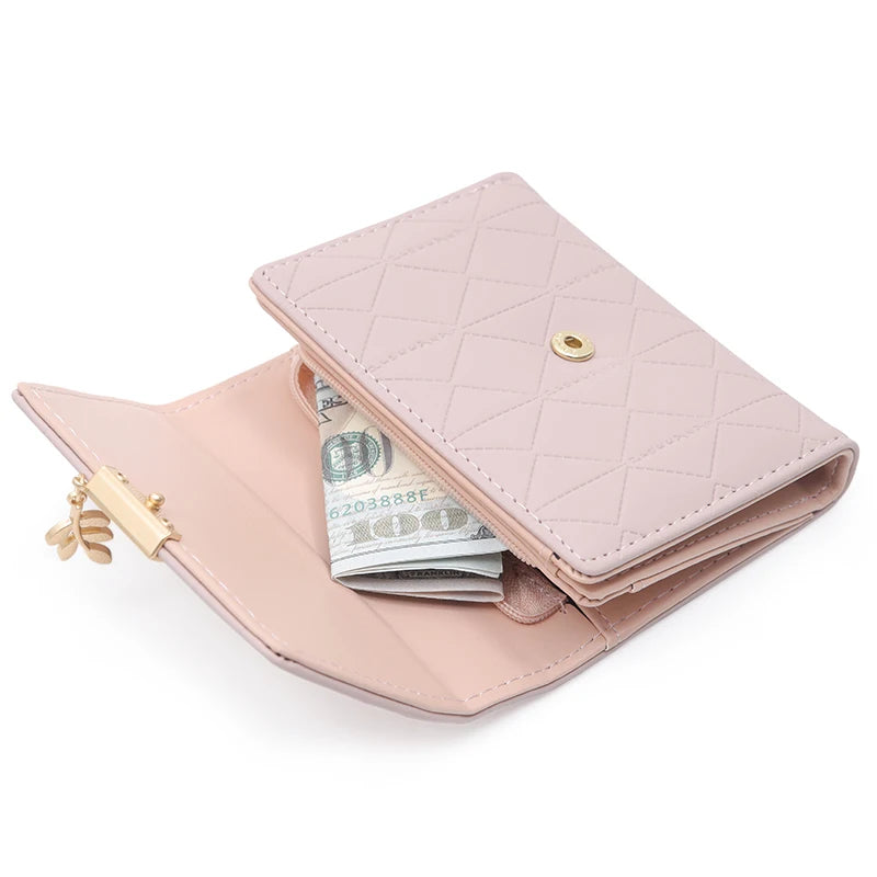 Cartera corta para mujer, nueva, de otoño e invierno, fabricada en Japón y Corea del Sur, pequeña, fresca, de PU, plegable, con colgante de hoja y tres pliegues.