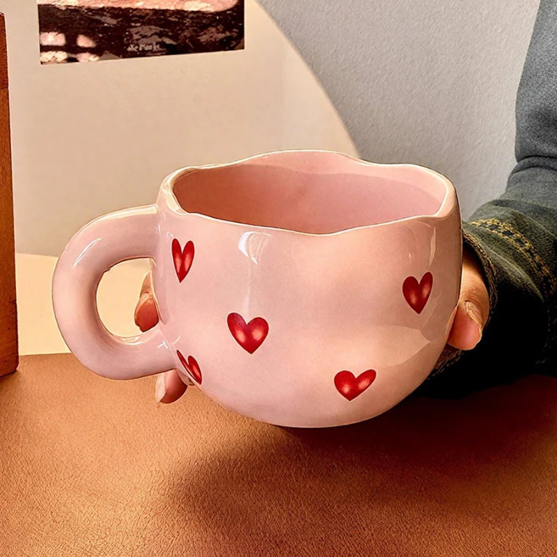 Taza de café de cerámica con diseño de corazón pintado a mano y asa para té con leche. Regalo romántico para parejas en San Valentín y aniversario.