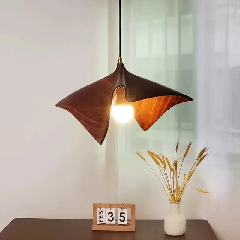 Lámpara de techo LED con pantalla de resina negra y blanca de diseño minimalista, ideal para decorar mesas de comedor, bares y dormitorios.