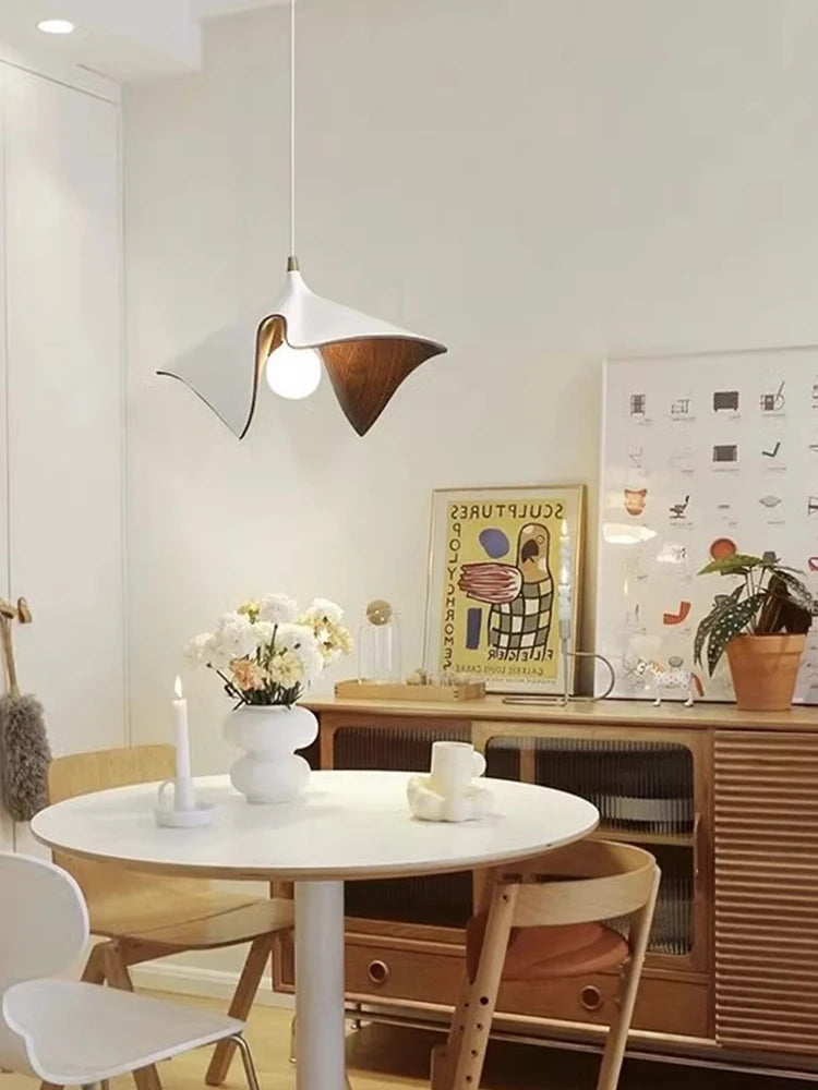 Lámpara de techo LED con pantalla de resina negra y blanca de diseño minimalista, ideal para decorar mesas de comedor, bares y dormitorios.
