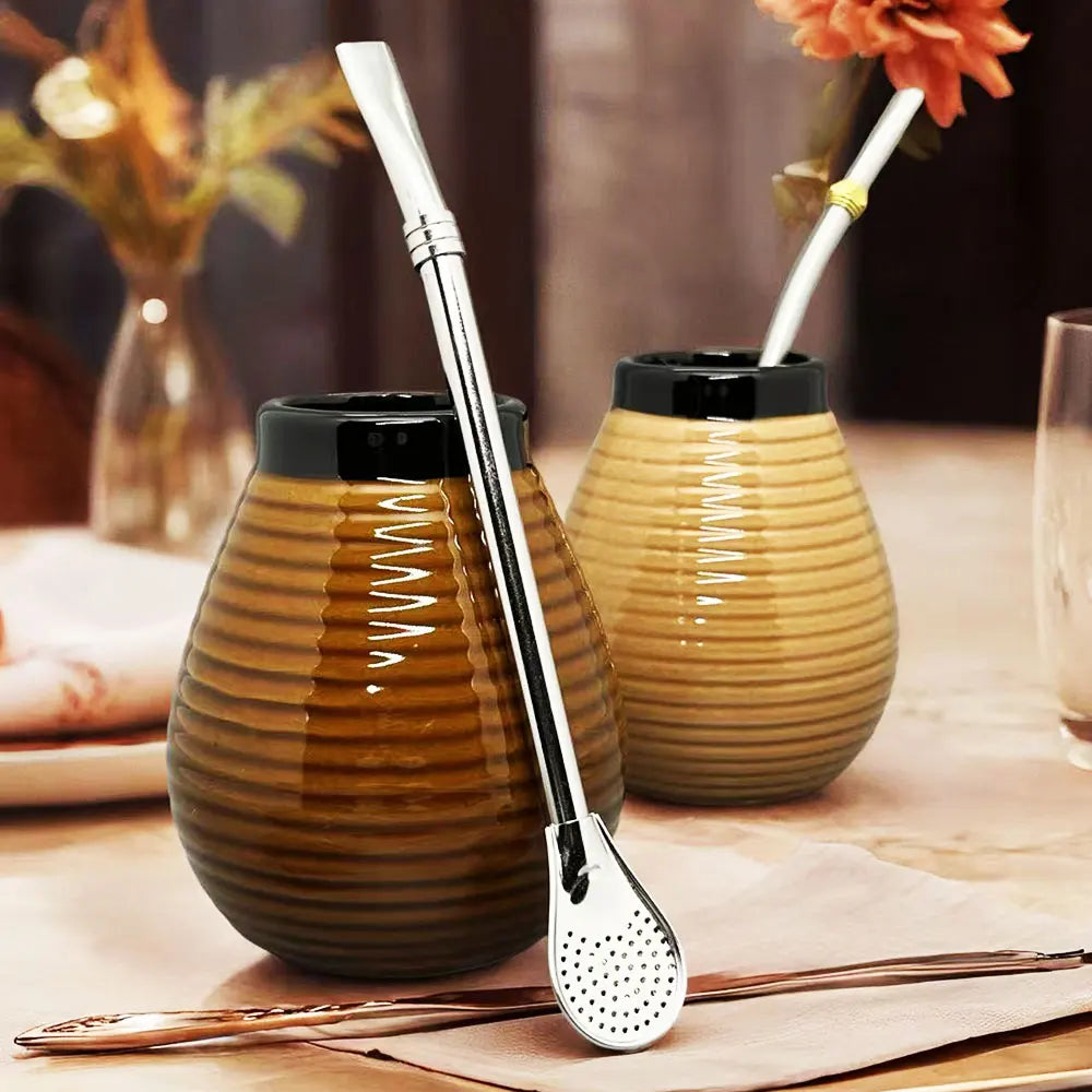 Taza de cerámica Gaucho Yerba Mate de 250 ml con filtro de acero inoxidable, pajita, bombilla y cepillo de limpieza. Venta al por mayor de artículos de té en Argentina.