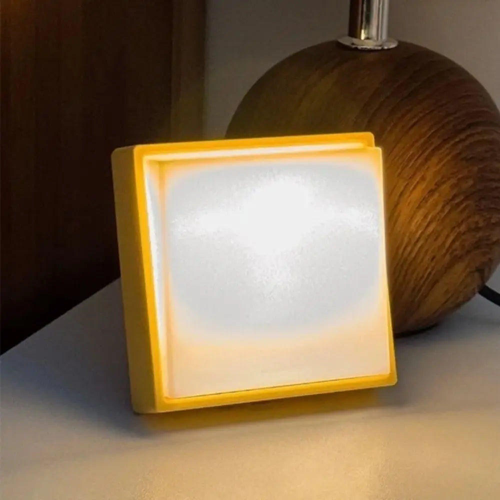 Luz nocturna LED con atenuación continua, protección ocular, succión magnética, diseño blanco y amarillo, carga USB.