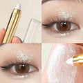 Lápiz de sombras de ojos de doble punta: iluminador y lápiz aclarador con brillo nacarado y acabado mate.