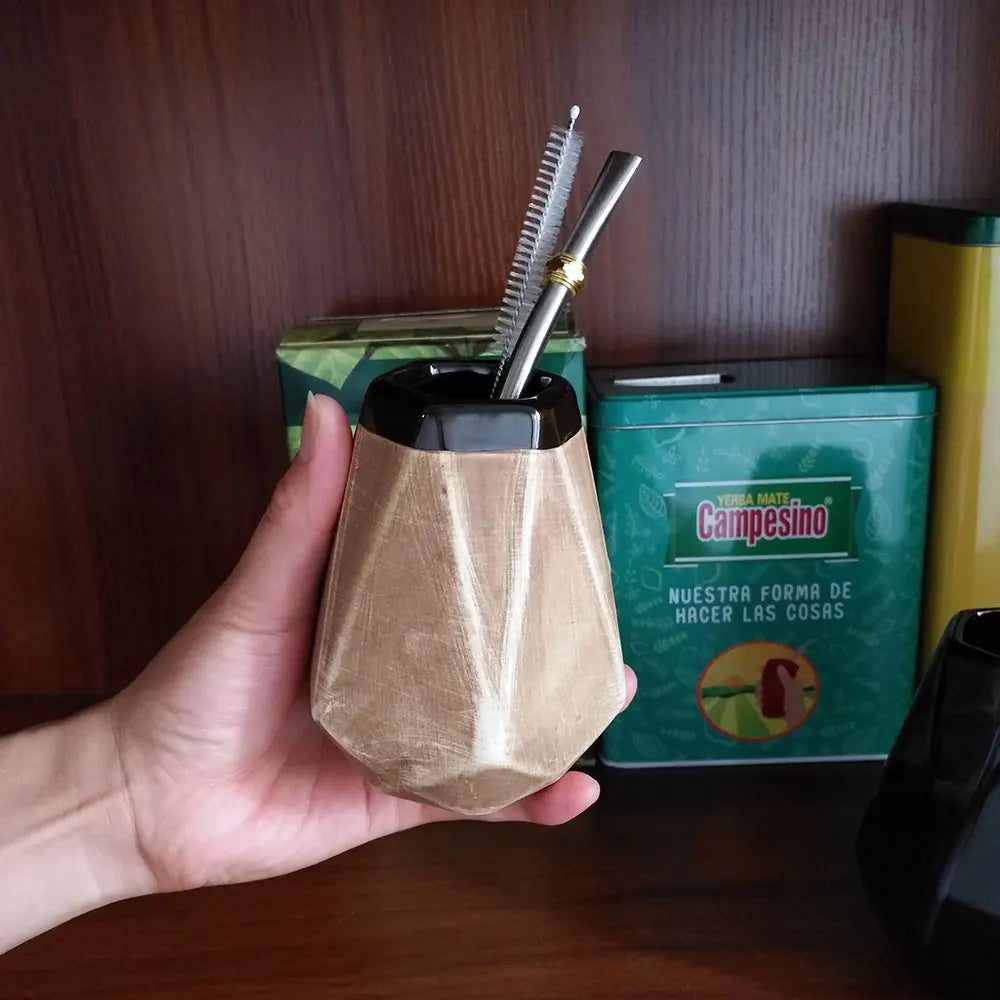 Taza de cerámica Gaucho Yerba Mate de 250 ml con filtro de acero inoxidable, pajita, bombilla y cepillo de limpieza. Venta al por mayor de artículos de té en Argentina.
