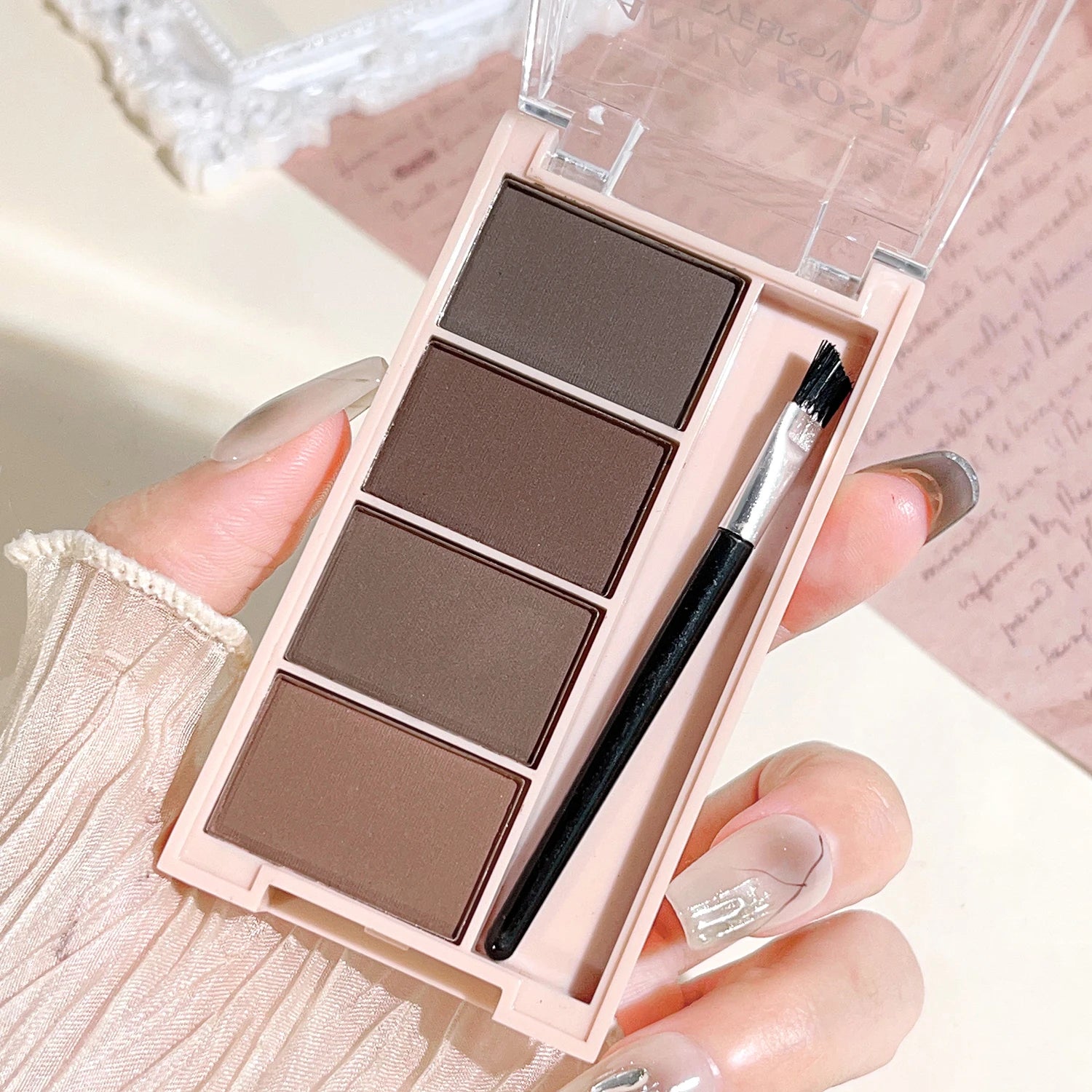 Un juego de bandejas de polvo para cejas de 4 colores con pinceles en tonos gris y marrón mate para una reproducción de color duradera, relleno y definición.