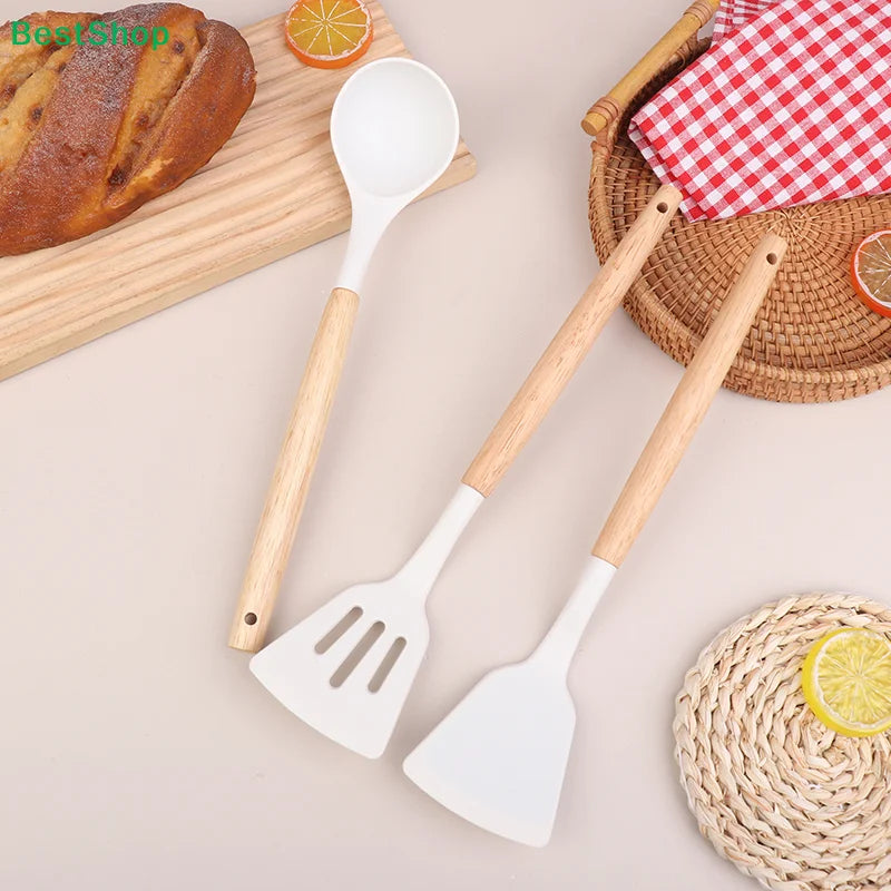 Juego de utensilios de cocina de silicona con mangos de madera: espátula y cucharón resistentes al calor para sartenes antiadherentes.