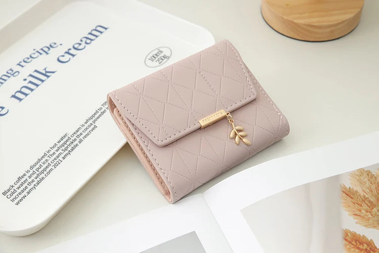 Cartera corta para mujer, nueva, de otoño e invierno, fabricada en Japón y Corea del Sur, pequeña, fresca, de PU, plegable, con colgante de hoja y tres pliegues.